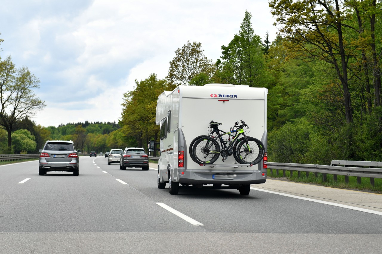 Wer sein Wohmobil überlädt, muss mit möglichen Bußgeldern rechnen.