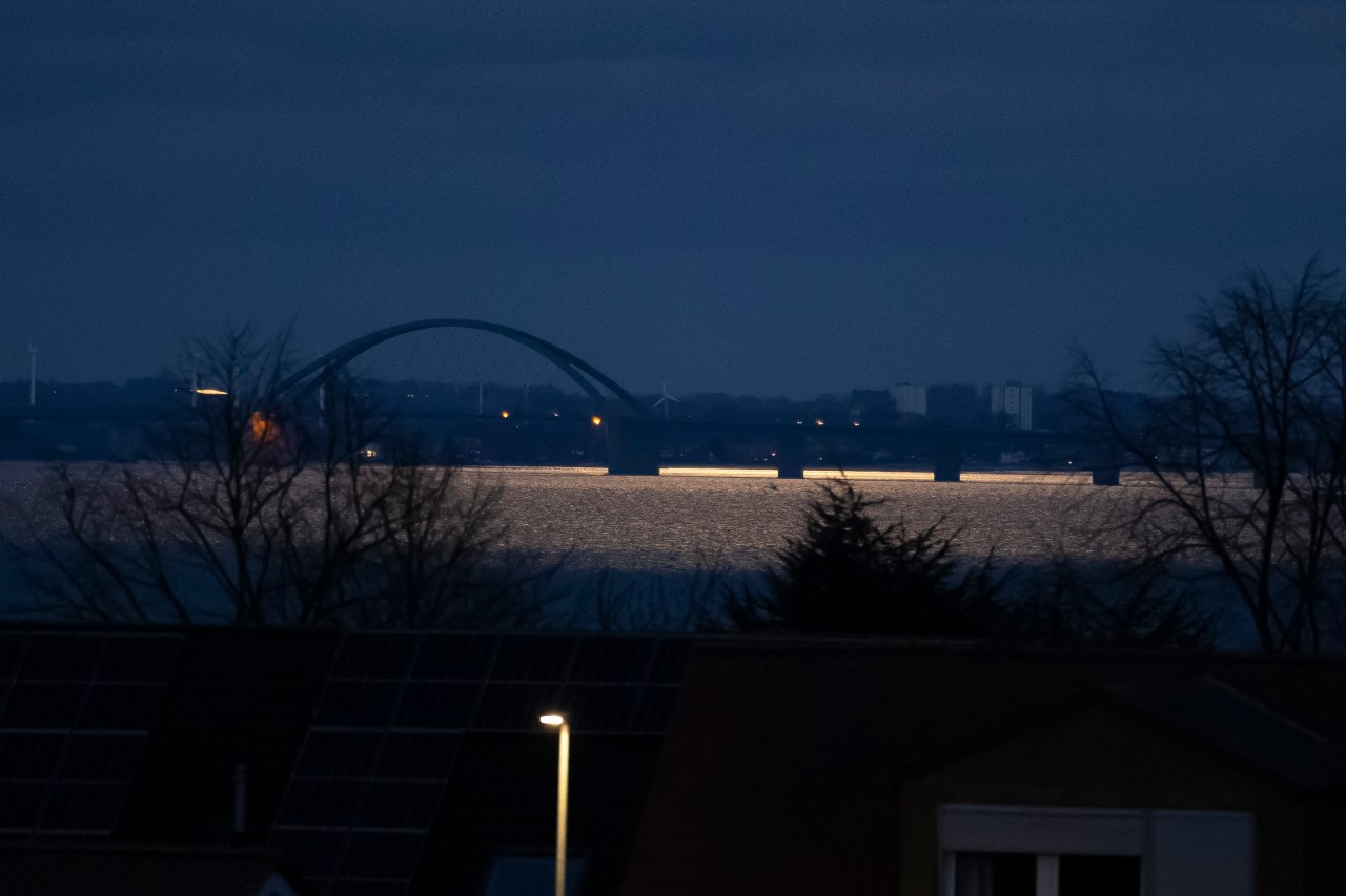 Der Vollmond taucht die Brücke nach Fehmarn in ein gespenstisches Licht.