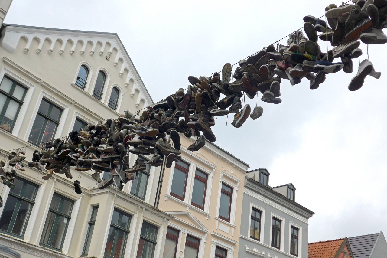 Ein „Shoefiti“ in Flensburg im Jahr 2017