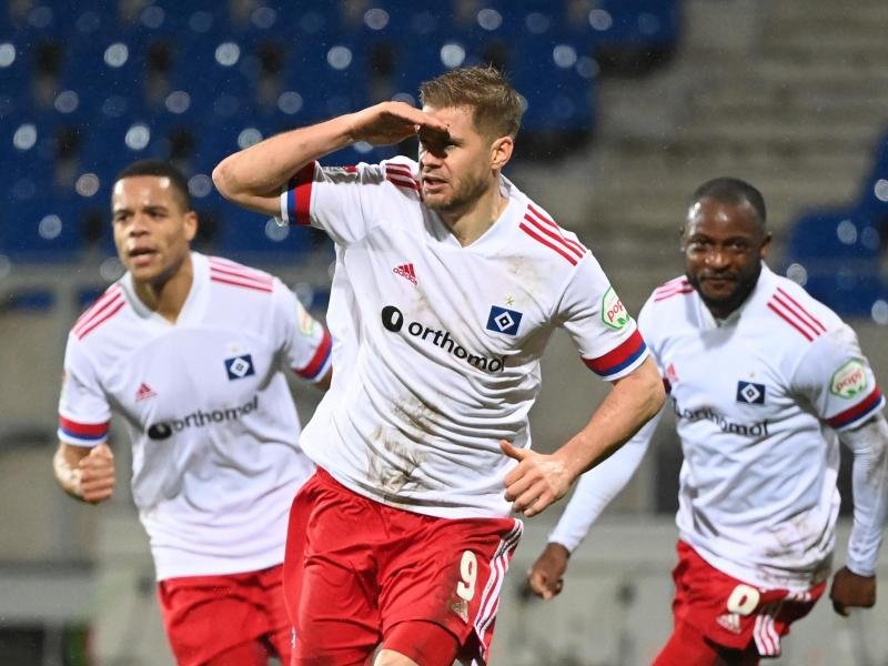 HSV-Stürmer Simon Terodde (M) bejubelt seinen Treffer zum 2:1-Sieg. Rechts hinter ihm Teamkamerad David Kinsombi und links Jan Gyamerah.