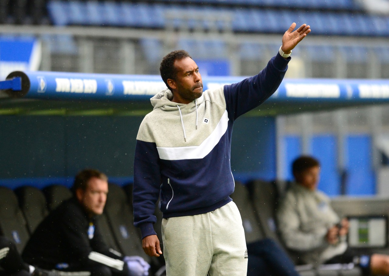 HSV-Trainer Thioune am Samstag an der Seitenlinie.