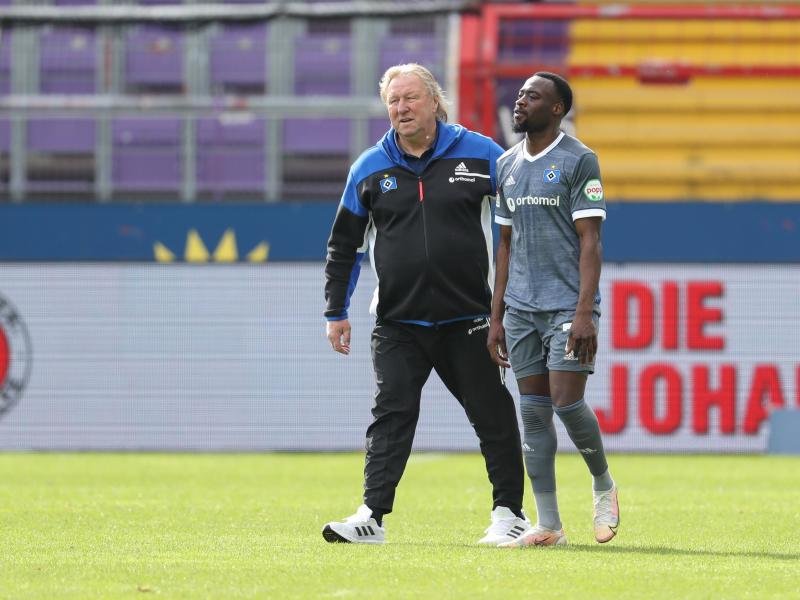 HSV-Trainer Horst Hrubesch (l) tröstet Khaled Narey nach Spielende. Die Hamburger haben den Aufstieg erneut verpasst.