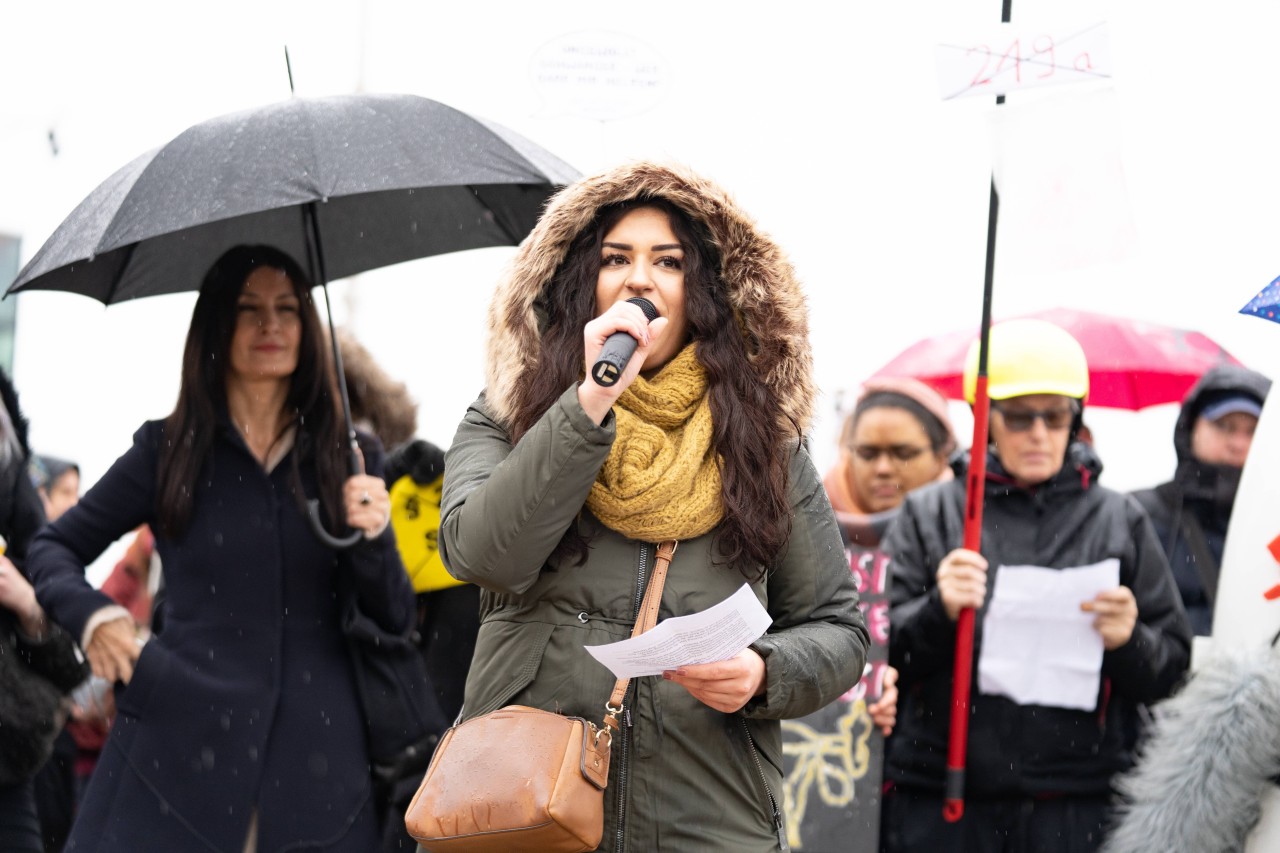 Cansu Özdemir bei einer Demo für die Abschaffung des Paragrafen 219a im Januar 2019 in Hamburg.