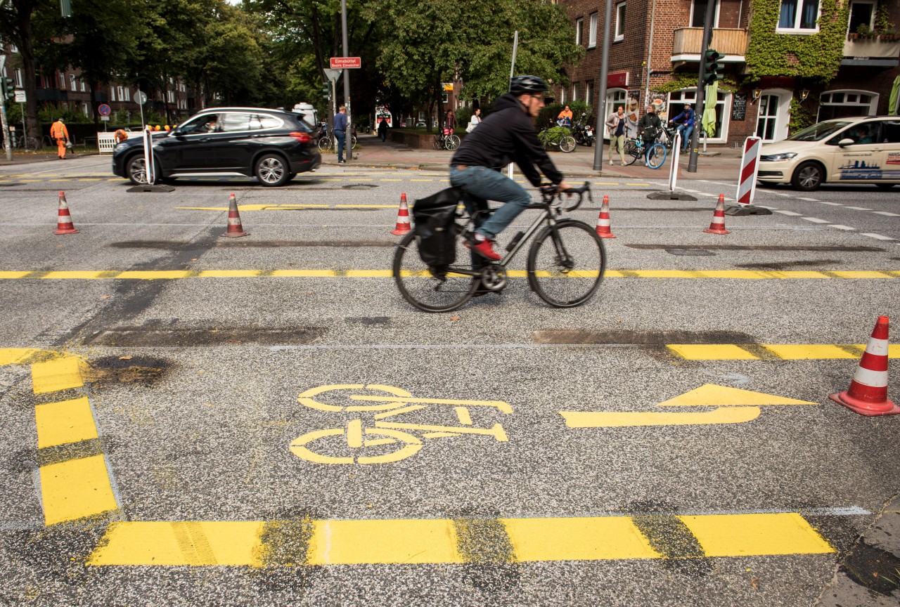 Für die Pop-Up Bikelane in Hamburg musst eine Autospur weichen.