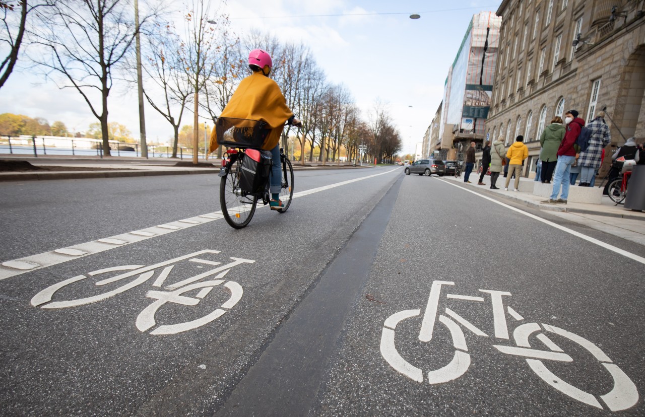 Hamburg: Auf dem Ballindamm ist ein XXL-Fahrradweg entstanden.