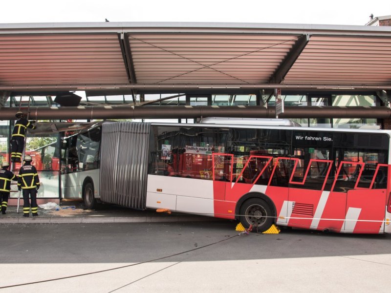 Hamburg Bergedorf Unfall Bus Bahnhof VHH Verkehr Video Bilder Fotos