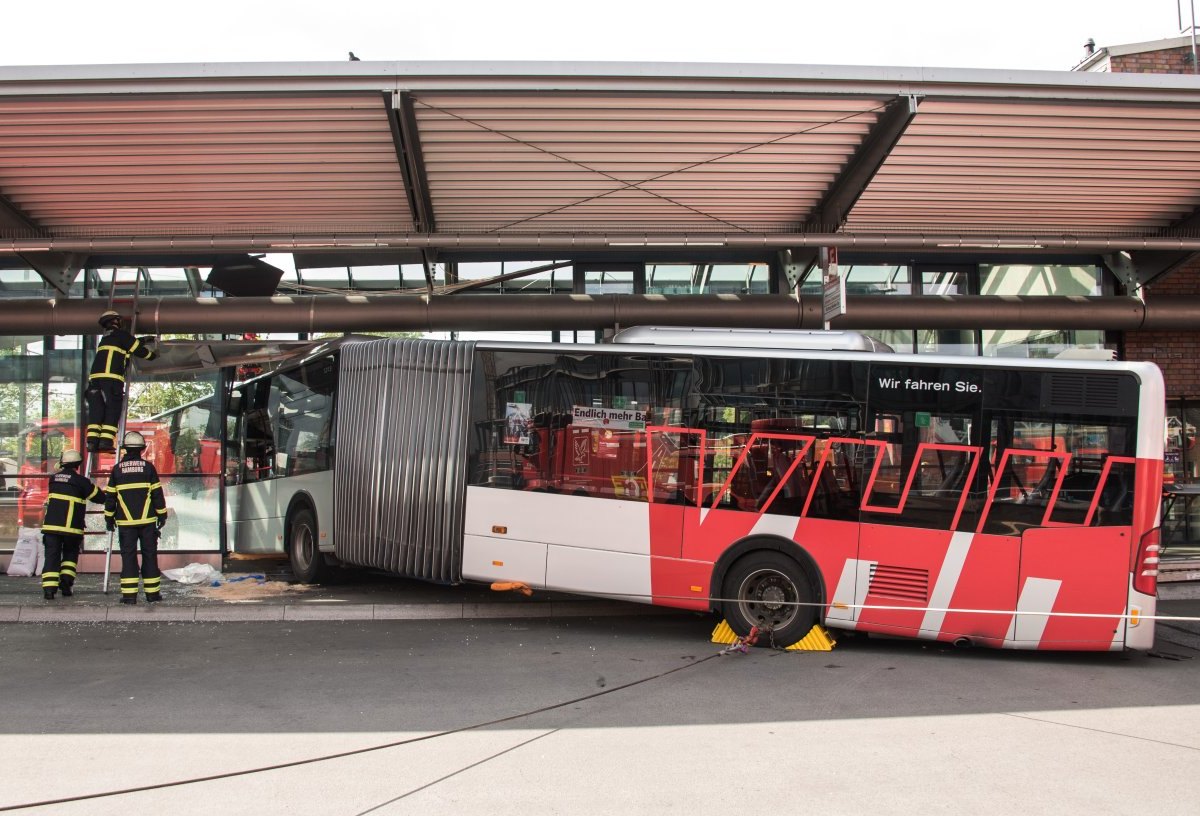 Hamburg Bergedorf Unfall Bus Bahnhof VHH Verkehr Video Bilder Fotos