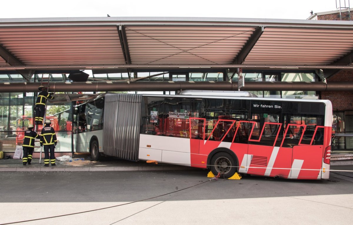 Hamburg Bergedorf Unfall Bus Bahnhof VHH Verkehr Video Bilder Fotos