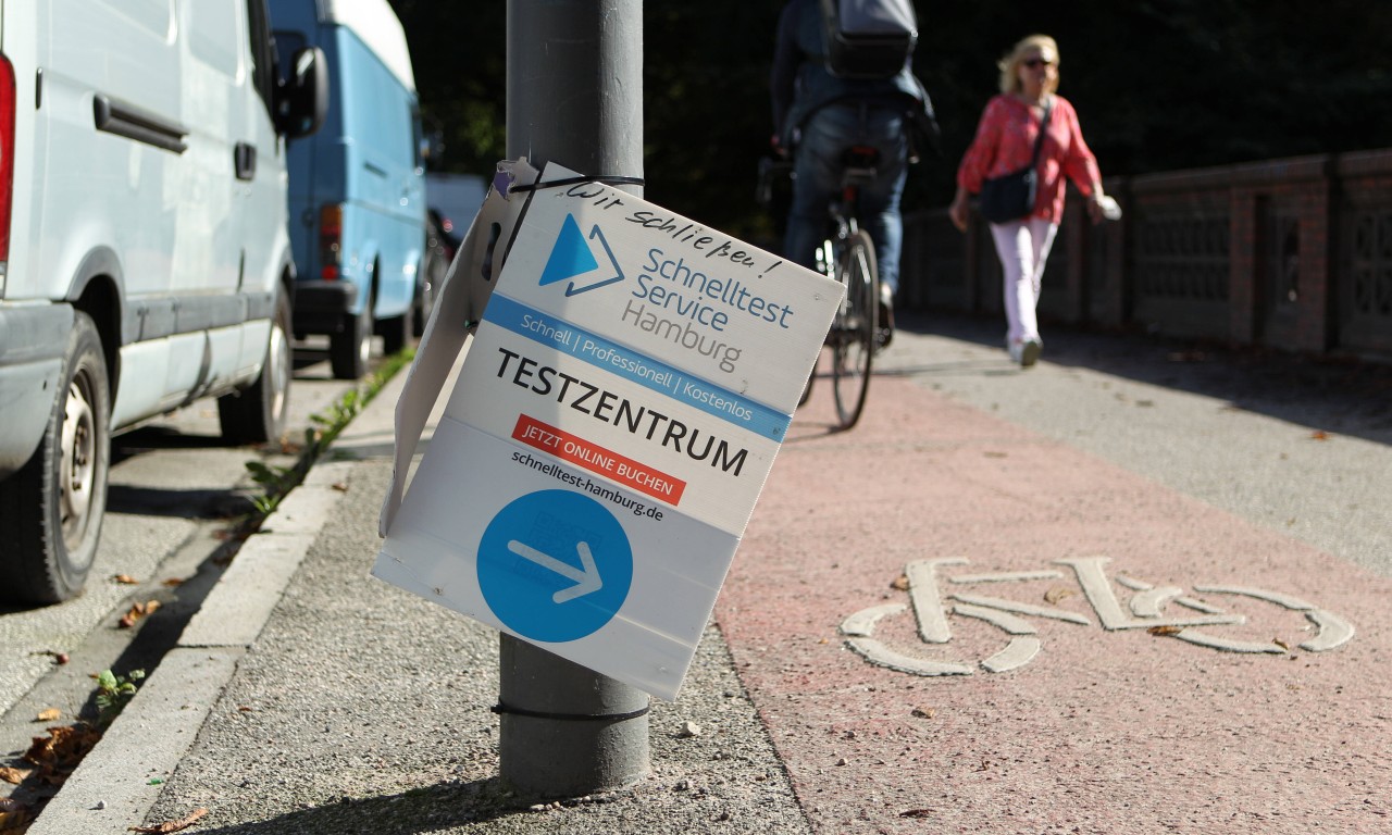 Hinweisschild für ein Testzentrum in Hamburg (Symbolfoto).