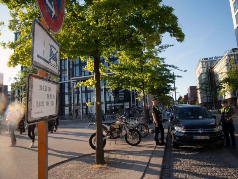 Hamburg „Großstadtrevier“ Hafencity Aston Martin Abschlepper.jpg