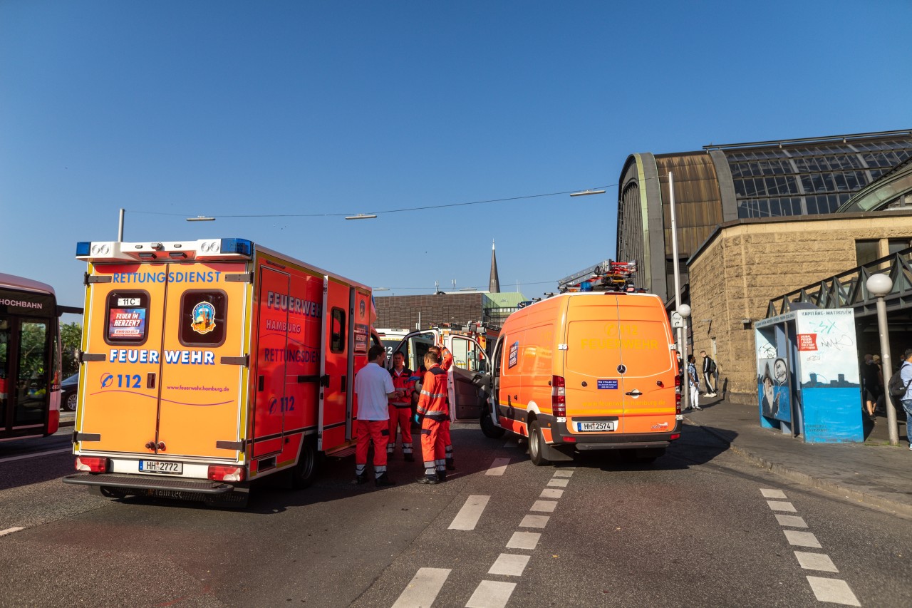 Die Feuerwehr am Dienstagmorgen vor dem Hauptbahnhof in Hamburg. 