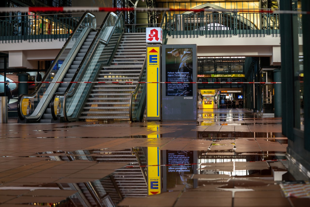 Eine Sprinkleranlage im ersten Obergeschoss löste aus und setzte die Wandelhalle unter Wasser