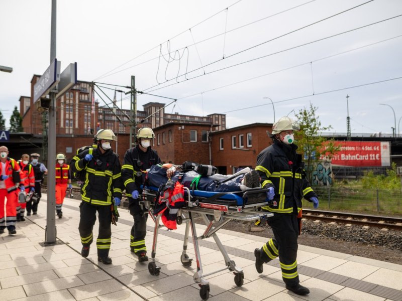 Hamburg Hauptbahnhof Drama Gleisen Polizei Rettungskräfte Feuerwehr