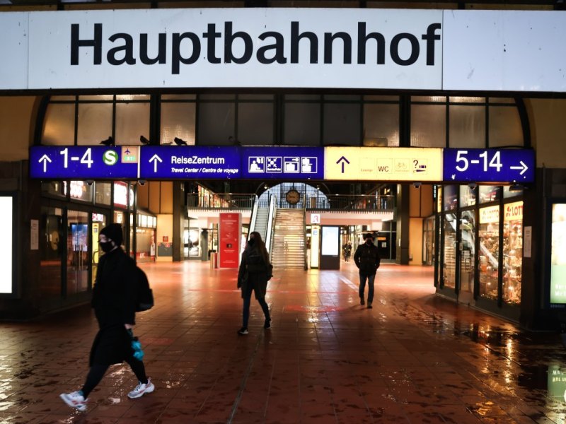 Hamburg Hauptbahnhof Mann Polizei.jpg