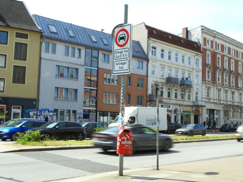 Hamburg Max Brauer Allee.jpg