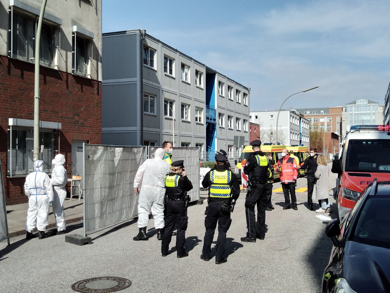 Mit einem Großaufgebot ist die Feuerwehr Hamburg an einer Wohnunterkunft in Hamburg im Einsatz. 