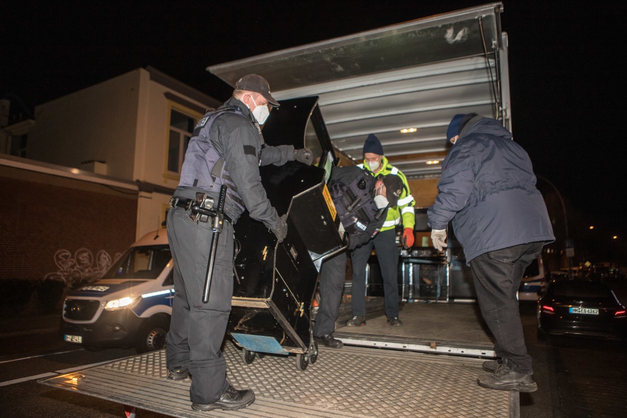 Bei der Razzia hat die Polizei Hamburg auch mehrere Glücksspielautomaten sichergestellt. 