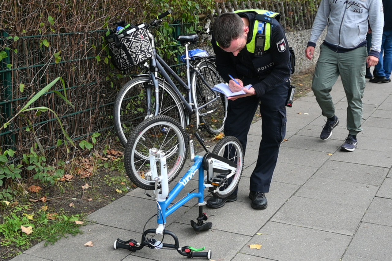 Ein Polizist vor dem Fahrrad des 5-Jährigen 