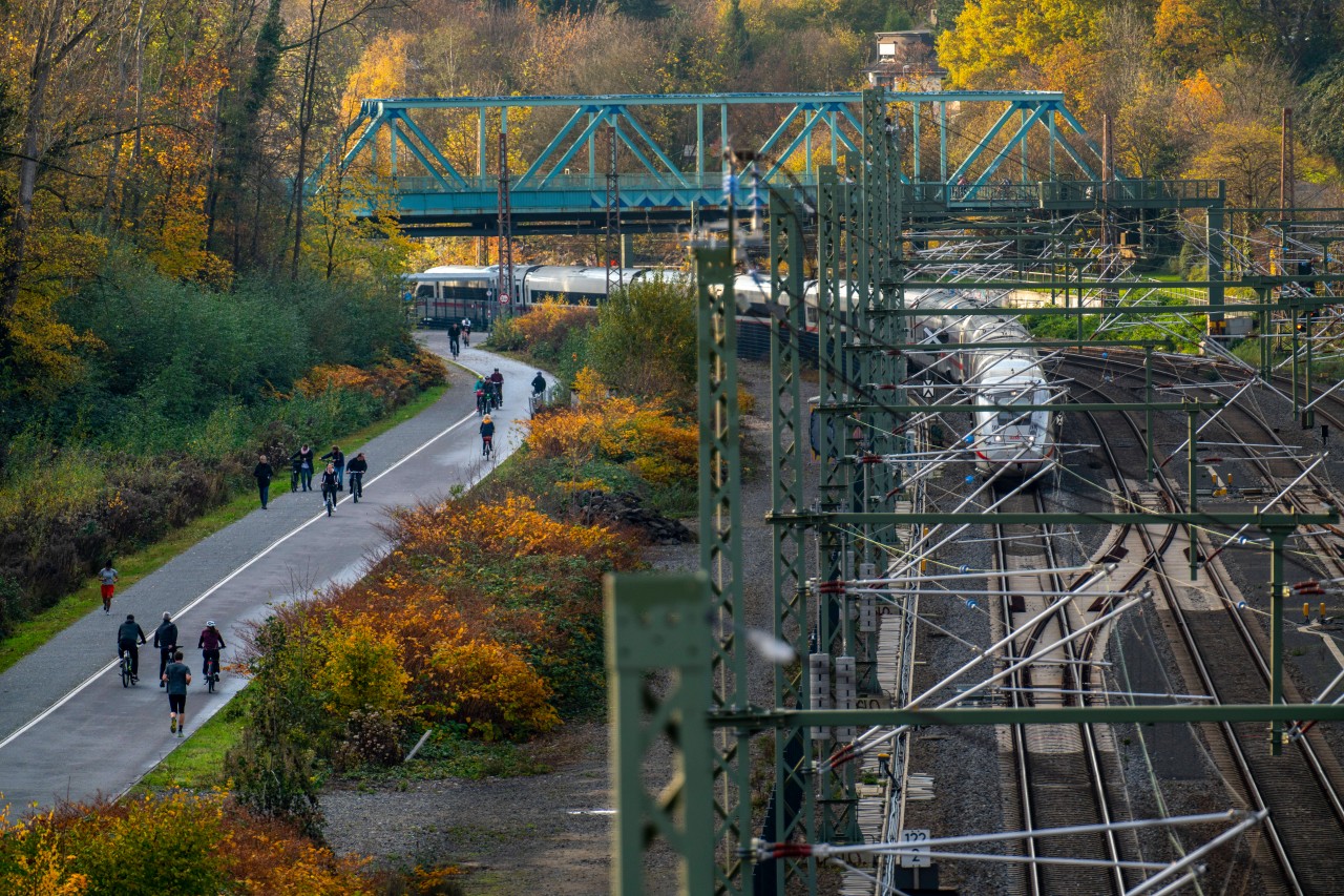 Ein Radschnellweg an einer Bahnstrecke in Nordrhein-Westfalen zwischen Essen und Mülheim.