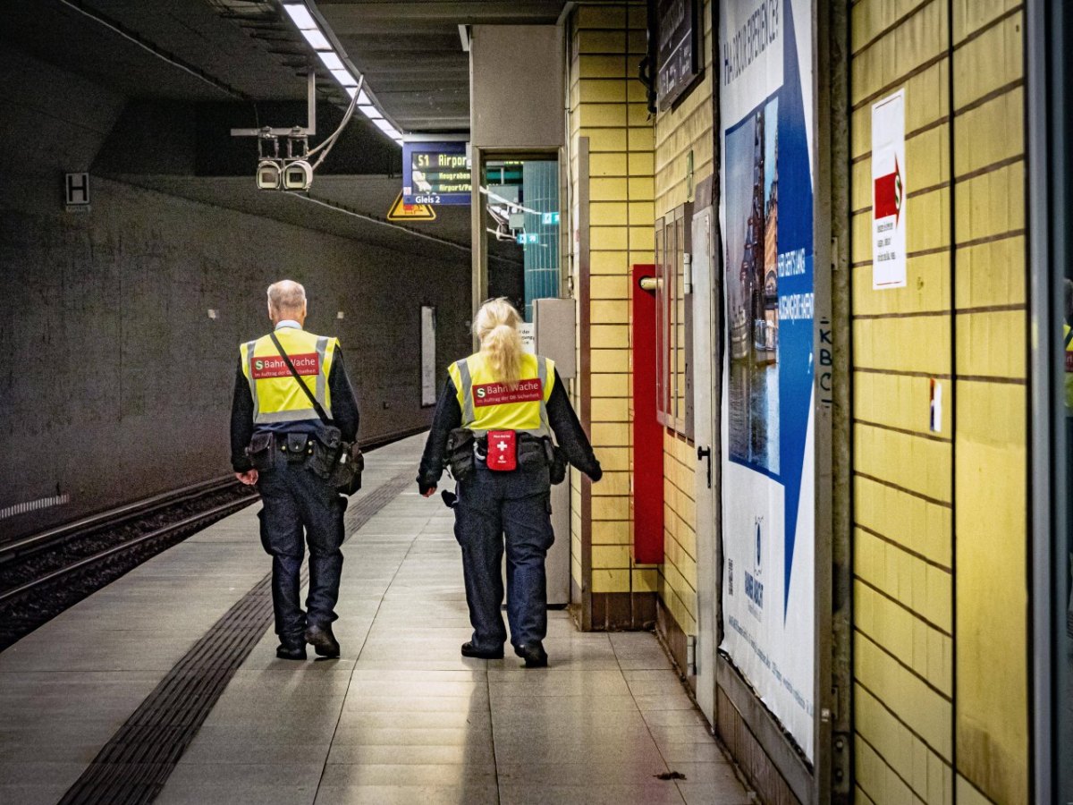 Hamburg S-Bahn Landungsbrücken Flasche Gleisen Polizei Rettungskräfte