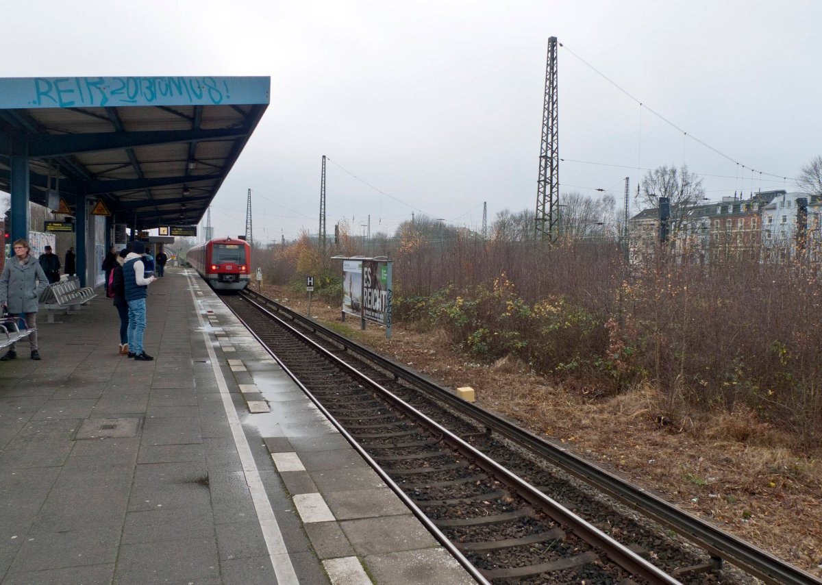 Hamburg S-Bahnhof Nettelnburg Corona Kontrolle.jpg