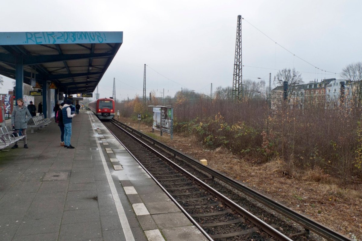 Hamburg S-Bahnhof Nettelnburg Corona Kontrolle.jpg