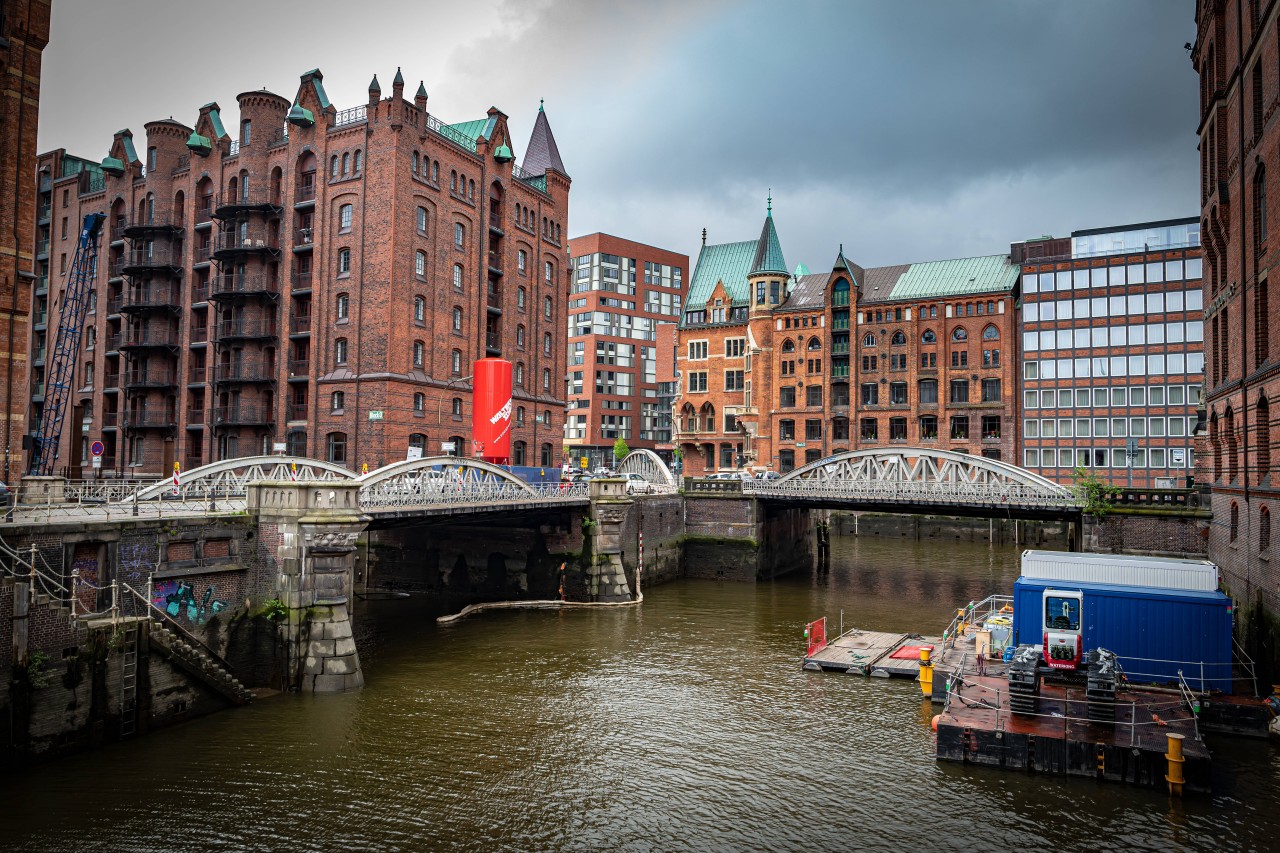 Die Szene hat sich in der Speicherstadt von Hamburg zugetragen.