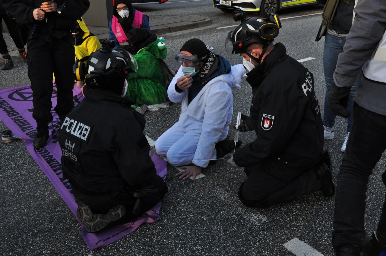 Aktivisten klebten sich in Hamburg auf die Straße. 