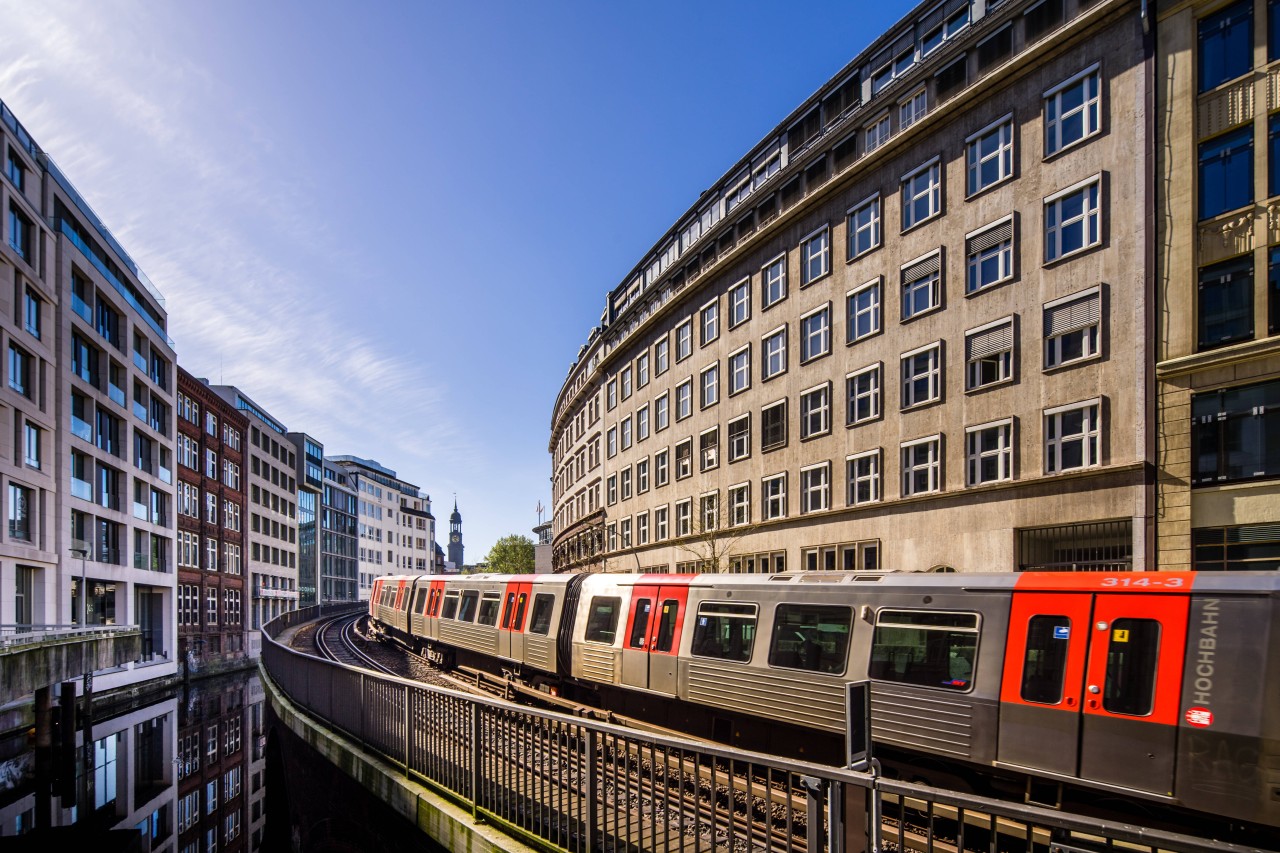 Die U3 in der Nähe der Station Rödingsmarkt. Hier wird sie nun lange Zeit nicht mehr fahren. 