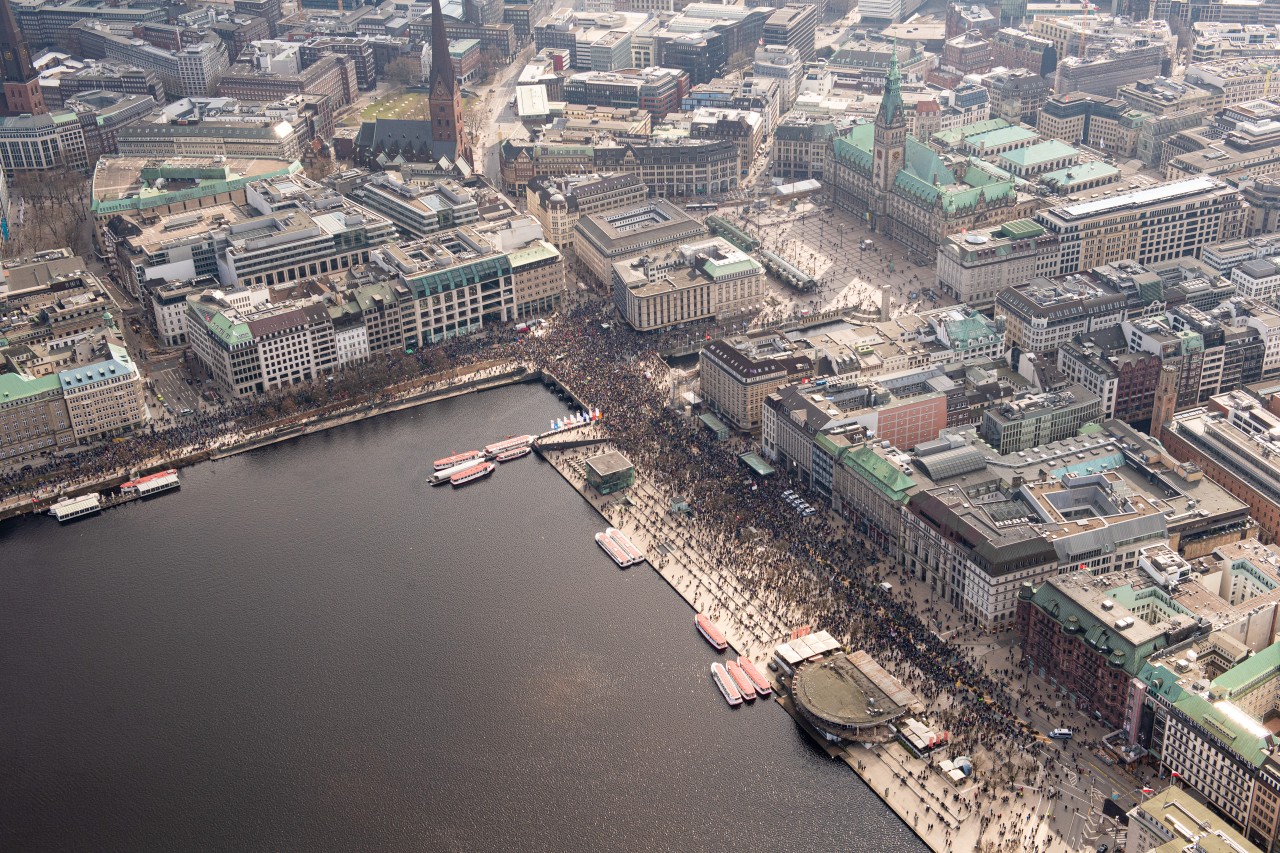 Tausende Menschen demonstrieren unter dem Motto «Frieden in der Ukraine und Sicherheit in Europa» rund um die Binnenalster auf dem Jungfernstieg in Hamburg.