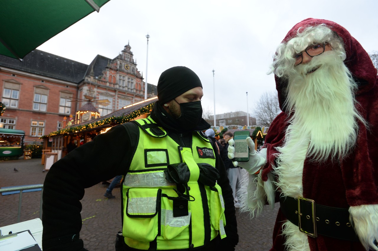 Ein Weihnachtsmann wird auf dem Weihnachtsmarkt in Hamburg kontrolliert.