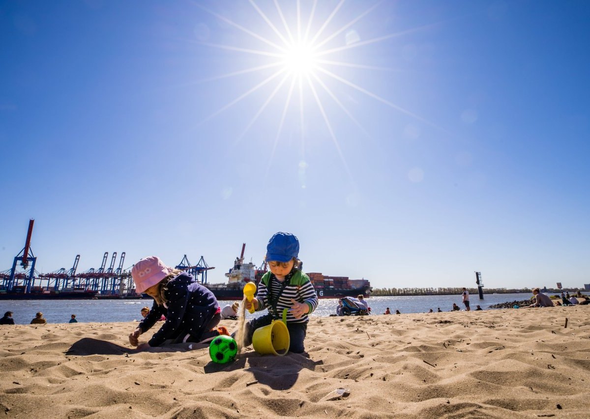 Hamburg Wetter Elbstrand Kinder spielen.jpg