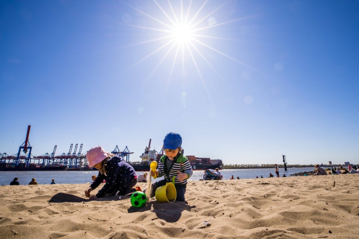 Hamburg Wetter Elbstrand Kinder spielen.jpg