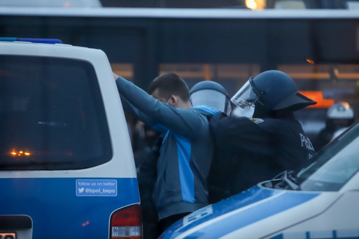 Hamburger SV FC St. Pauli Millerntorplatz Millerntorstadion Fußball Fußballfans Polizei Bundepolizei Hamburg HVV