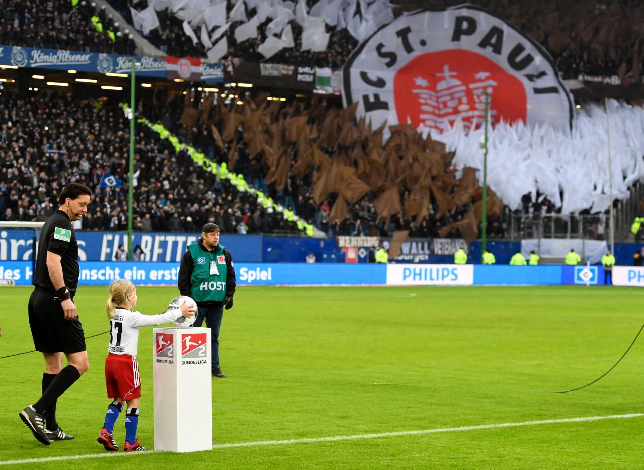 Ein HSV-Einlaufkind beim Stadtderby gegen den FC St. Pauli im Februar (Symbolbild).