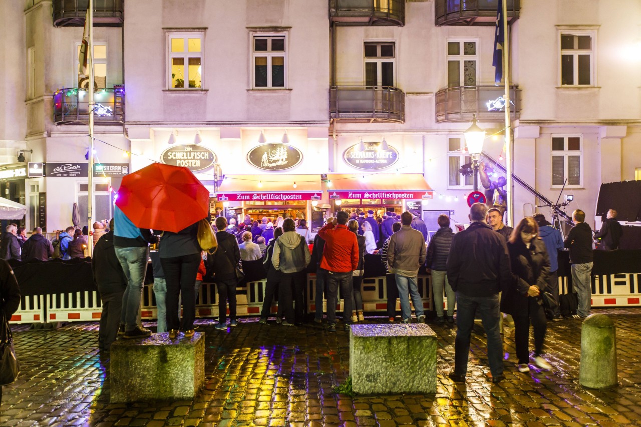 Fans lauern vor dem „Schellfischposten“.