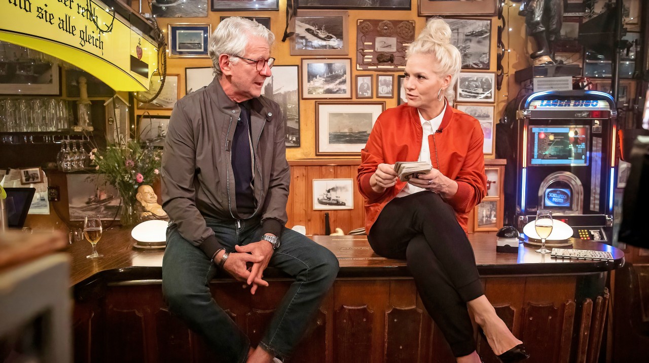 Marcel Reif und Ina Müller stoßen mit Bier an.