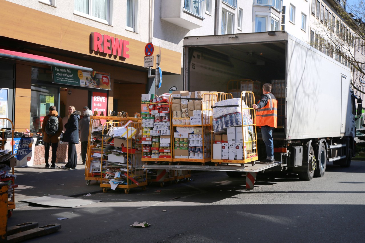 Lidl, Rewe: Hamstern ist in den meisten Fällen komplett unnötig und unsolidarisch. Den bei den allermeisten Produkten kommt der Nachschub ganz bestimmt.