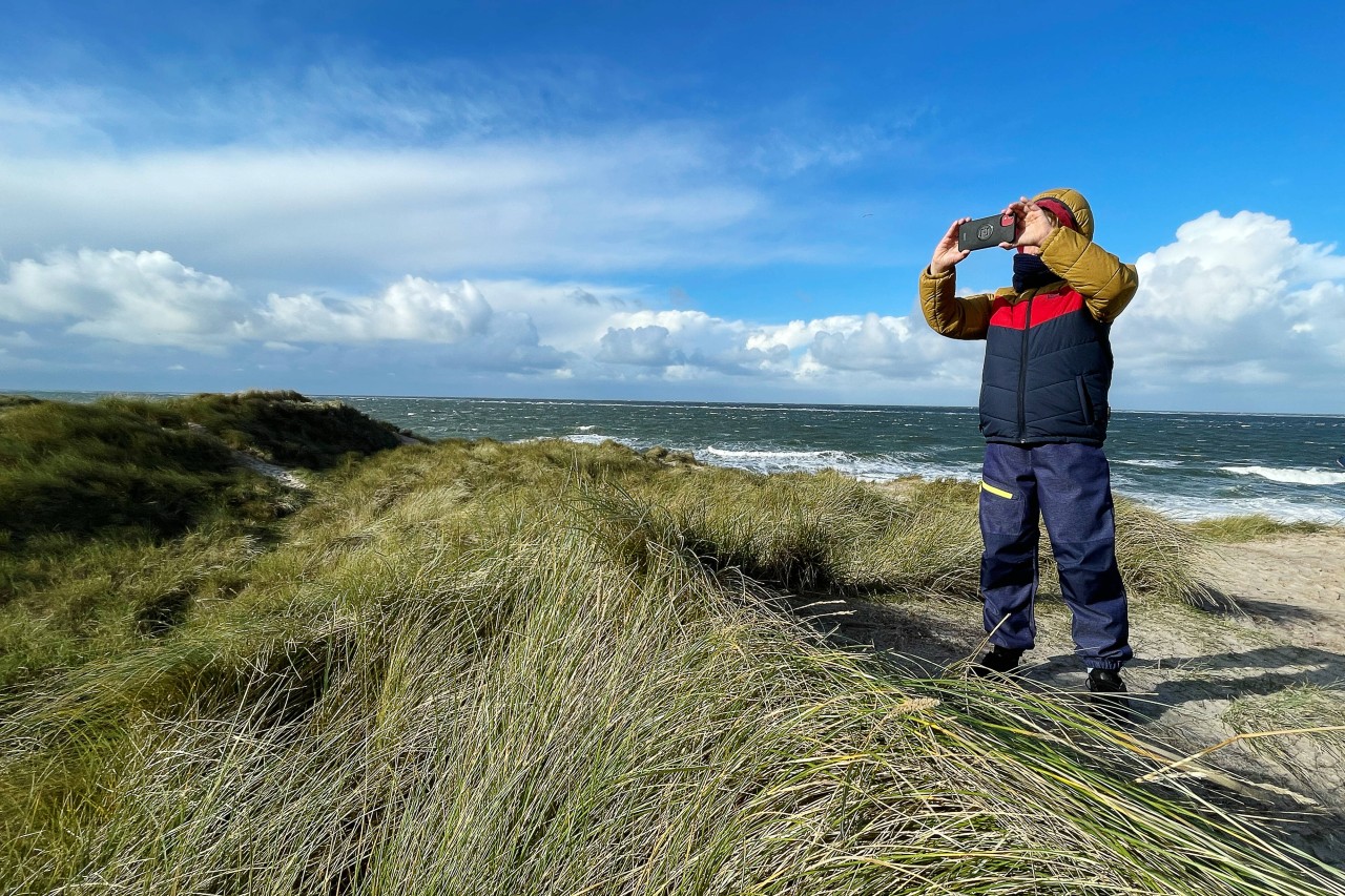 Wie lange kann man hier noch Fotos machen? Ein Junge in List auf Sylt.