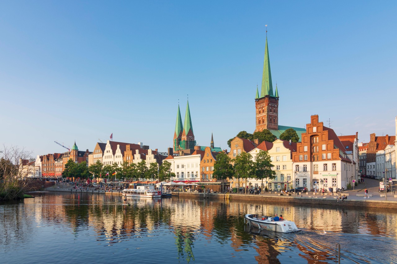 Blick auf die Zwillingstürme der Marienkirche und den Turm der Petrikirche in Lübeck.