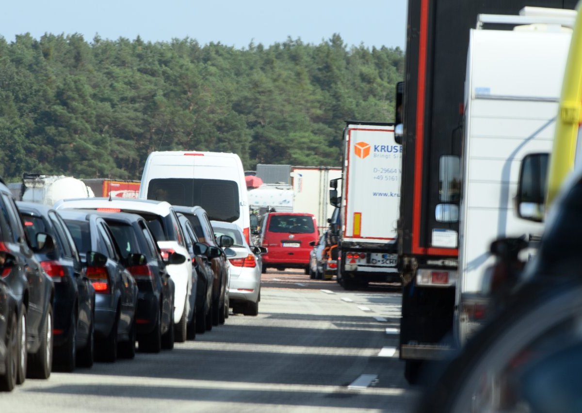 Lübeck Polizei Rettungsgasse Ratekau BAB1 Pansdorf Sattelzugmaschine