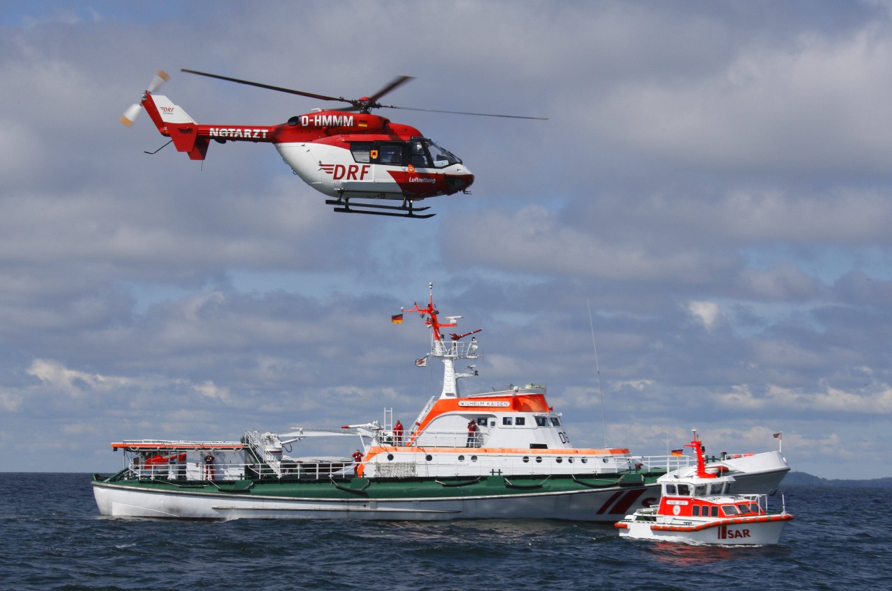 Unter anderem ein Boot der Seenotretter sowie ein Rettungshubschrauber waren in Lübeck im Einsatz (Symbolbild). 