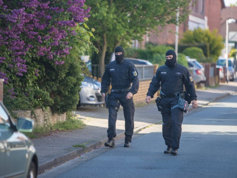 Lüneburg Polizeieinsatz Spezialeinheit SEK Razzia Verbecherbande Sprengung Fahrkartenautomaten