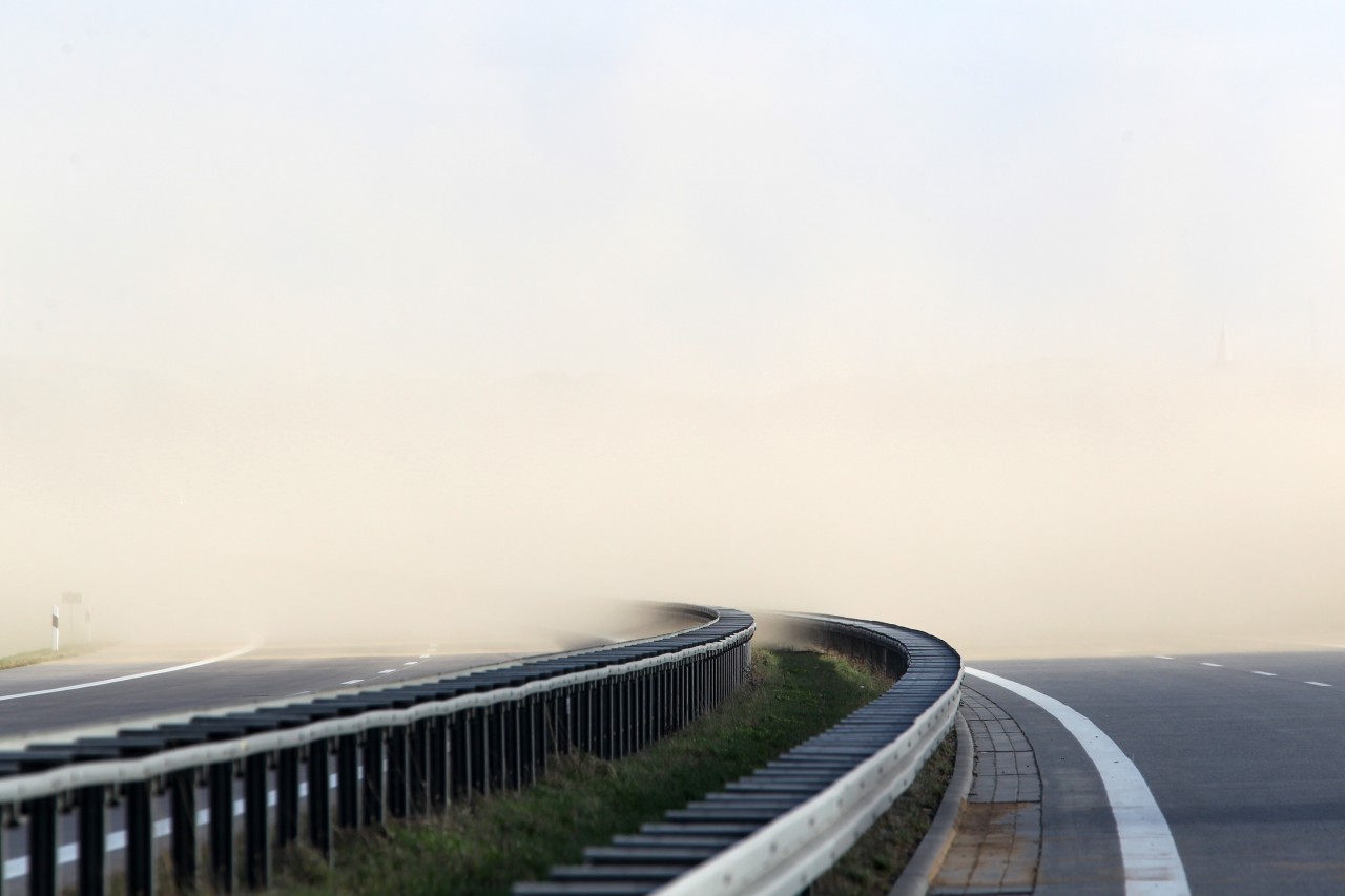 MV: Hinter einer weißen Wand aus Sand verschwindet die Autobahn A19 bei Kavelstorf in der Nähe von Rostock unmittelbar hinter der Unfallstelle, wo bei einer Massenkarambolage zahlreiche Autos verunglückten