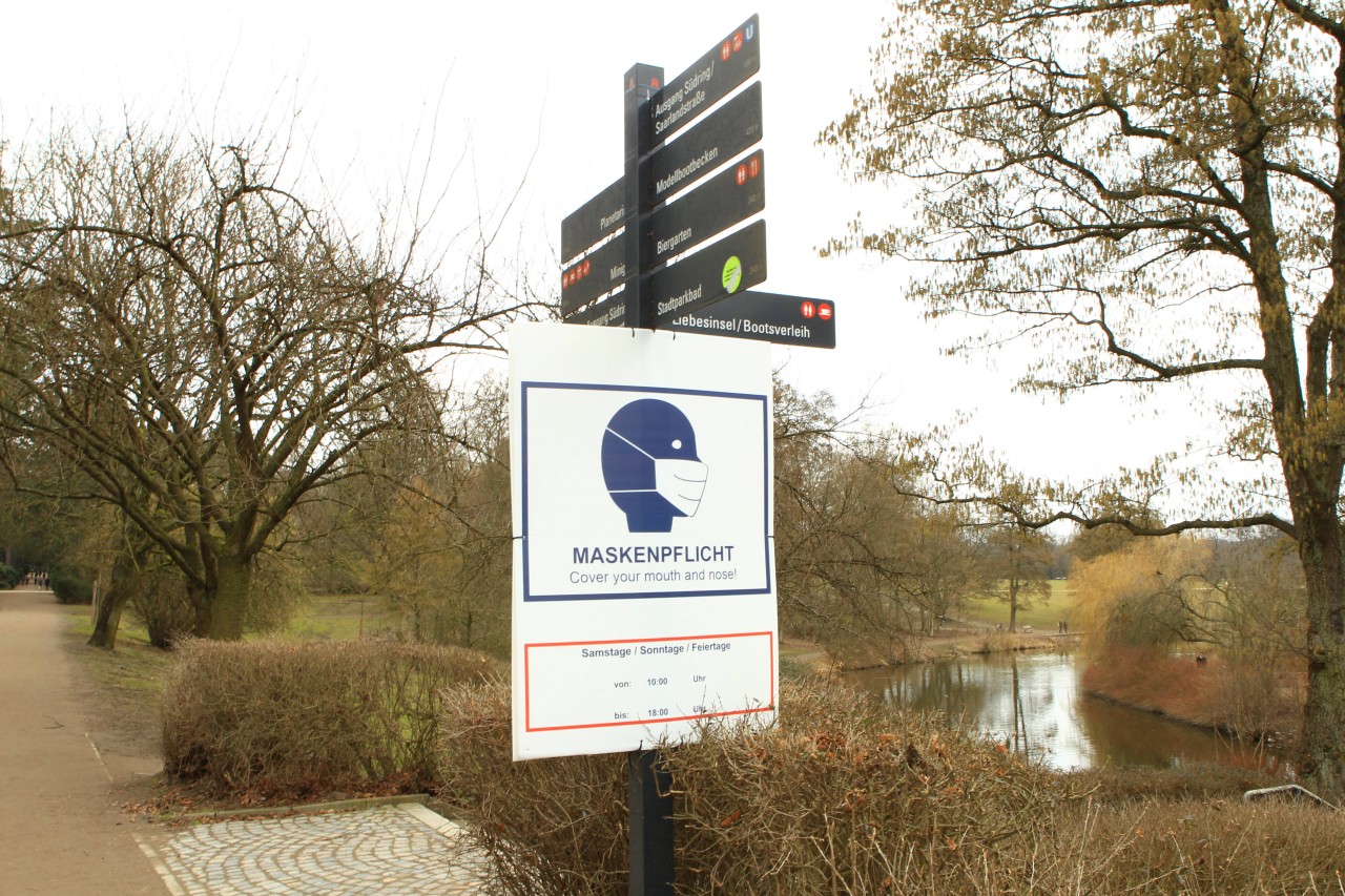 Im Hamburger Stadtpark hängen seit dem Wochenende neue Masken-Hinweise aus. 