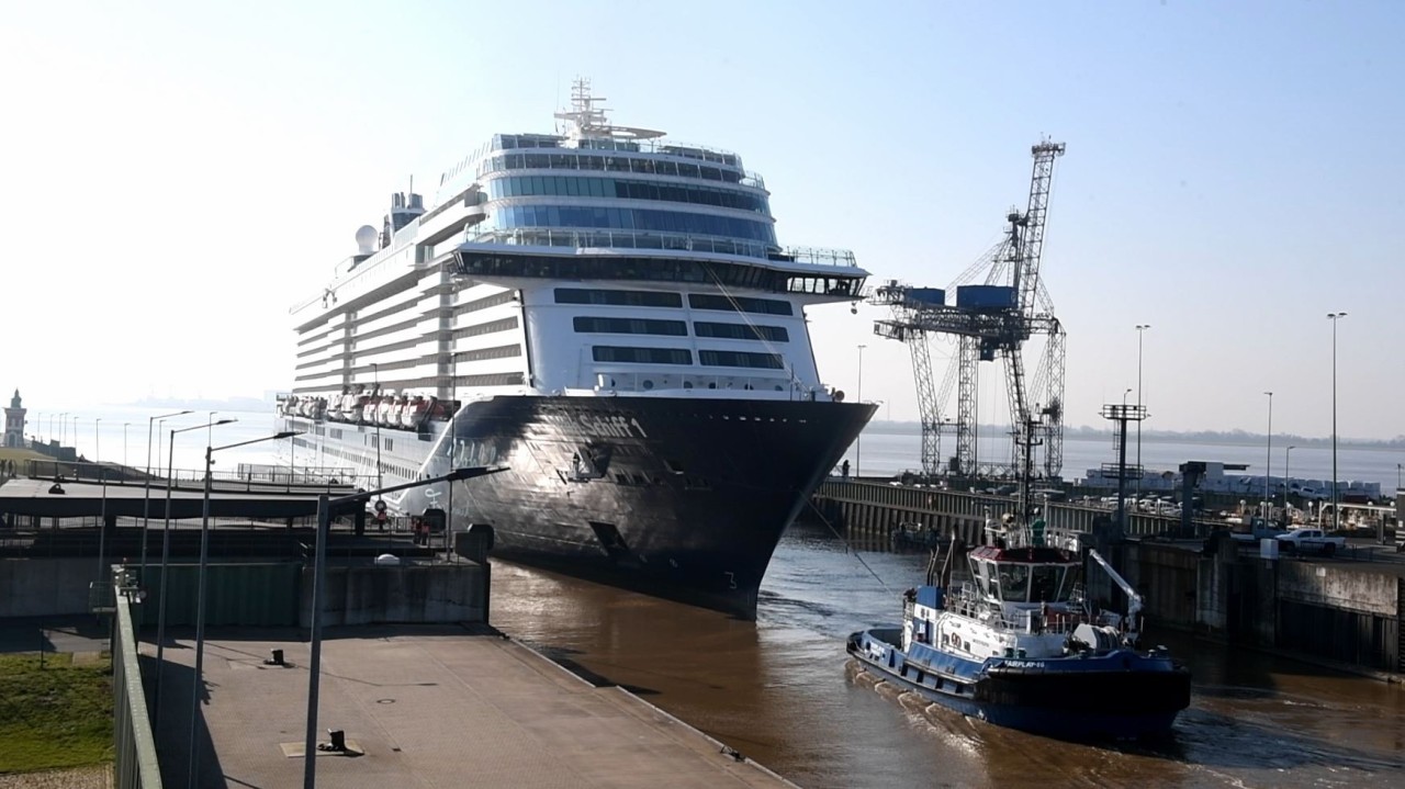 Das reparierte Kreuzfahrtschiff „Mein Schiff 1“ hat am Mittwoch die Kaiserschleuse in Bremerhaven passiert.