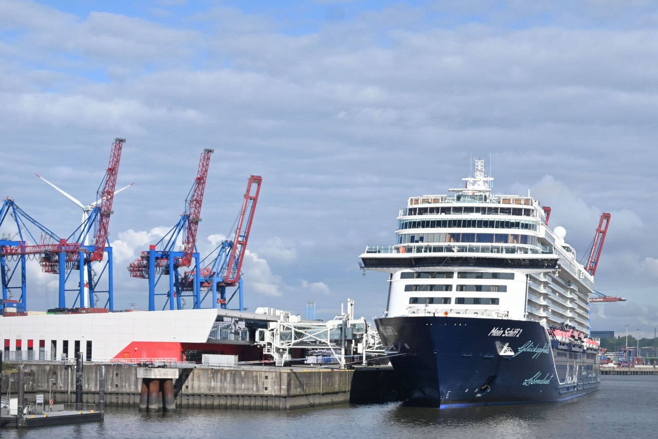 Die „Mein Schiff“ 2 in Hamburg. 