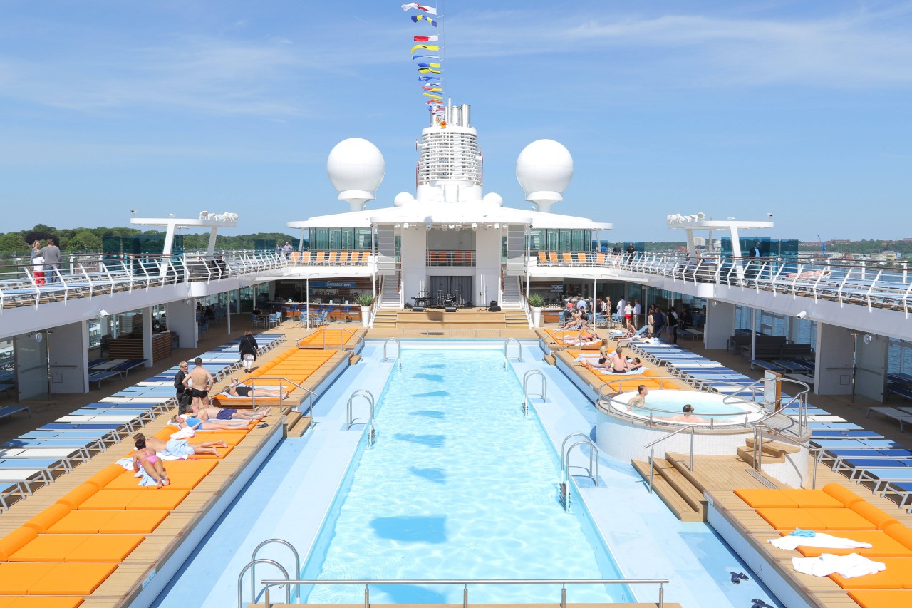 Gäste auf dem Sonnendeck an Bord einer „Mein Schiff“