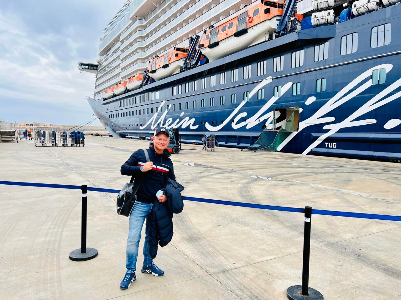 René Opfer vor der „Mein Schiff 5“.