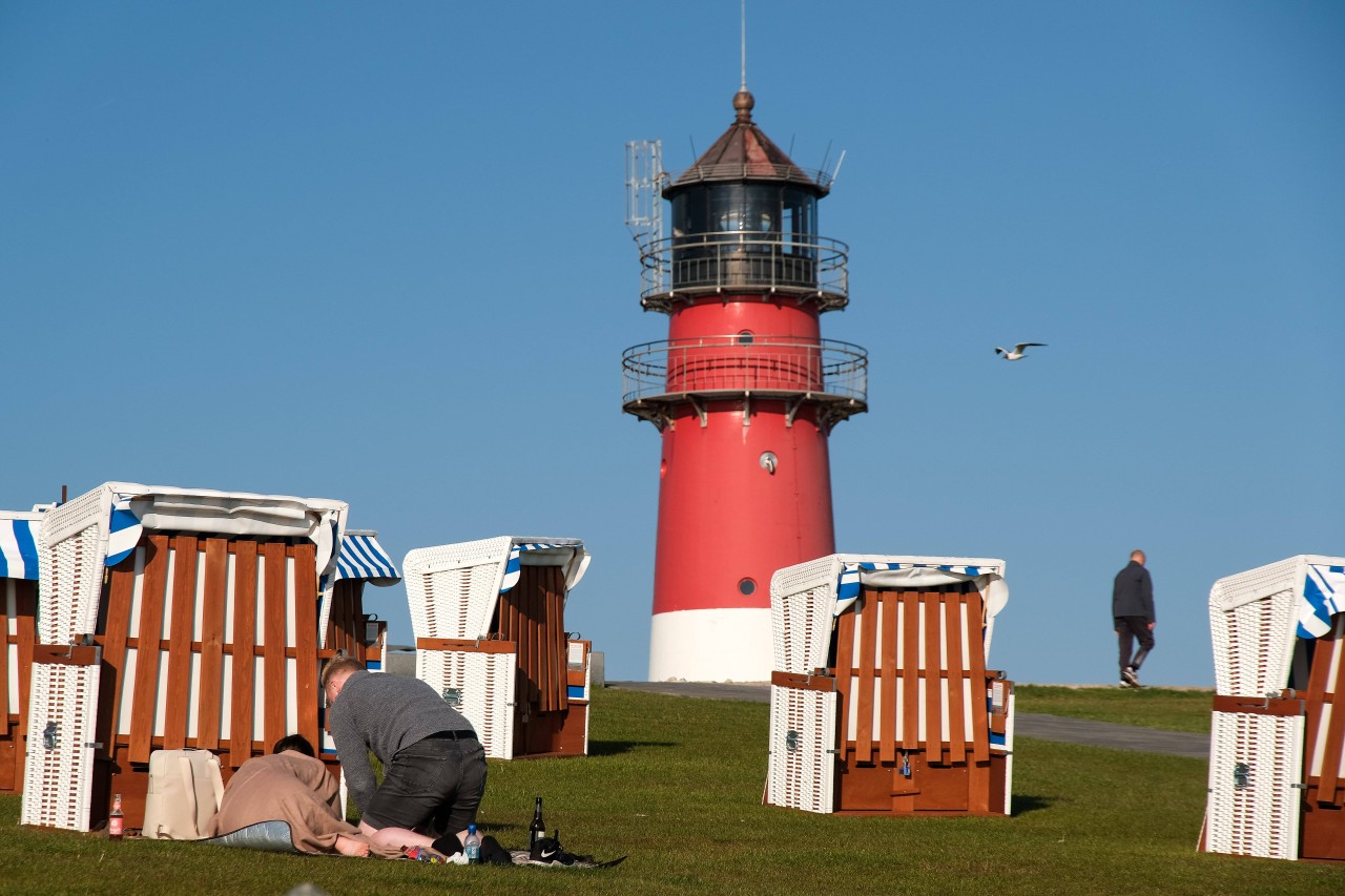 Nordsee: Am Strand von Büsum in Schleswig-Holstein stehen Strandkörbe für Touristen und Urlauber bereit.